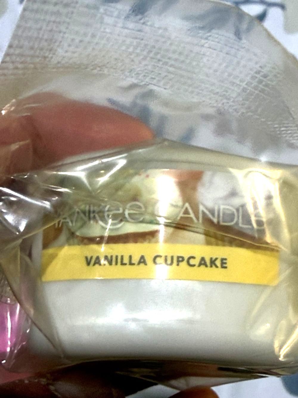 Yankee Candle Vanilla Cupcake Pods - Cream & Gold - Picture 2 of 3